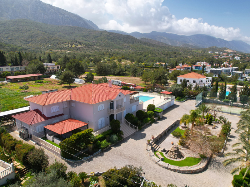 Edremit'te Özel Havuzlu 7 Yatak Odalı Şahane Villa: Lüks Bir Kaçış