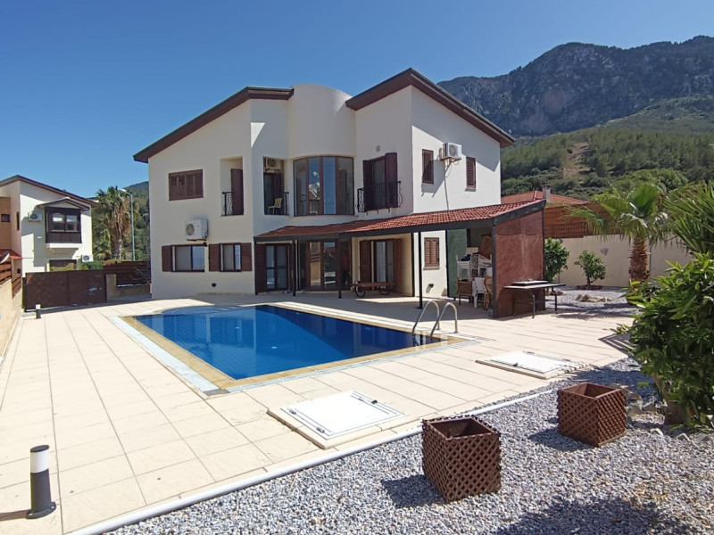 Muhteşem Dağ Manzaralı 4 Yatak Odalı Villa