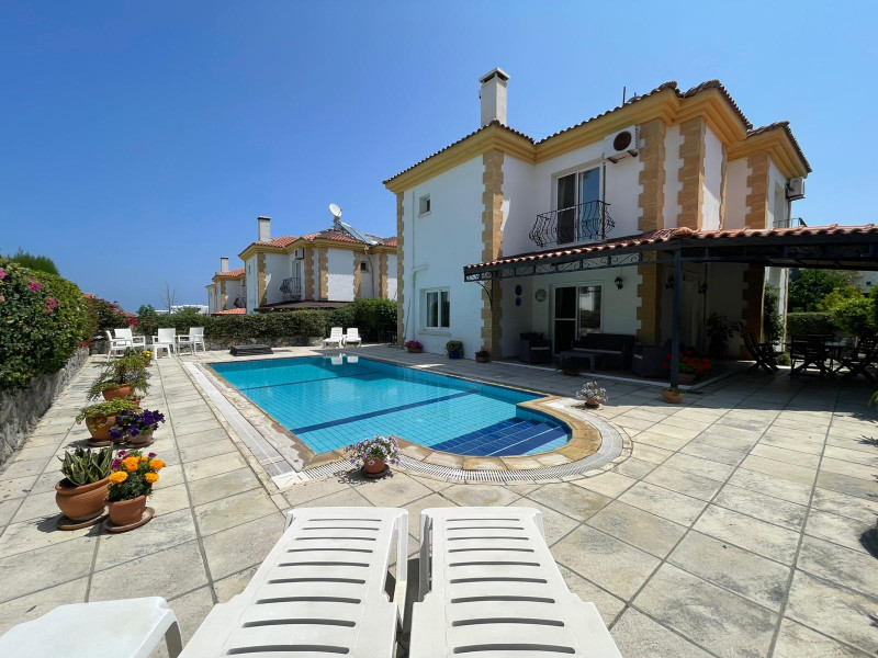 Özel Yüzme Havuzlu 3 Yatak Odalı Villa