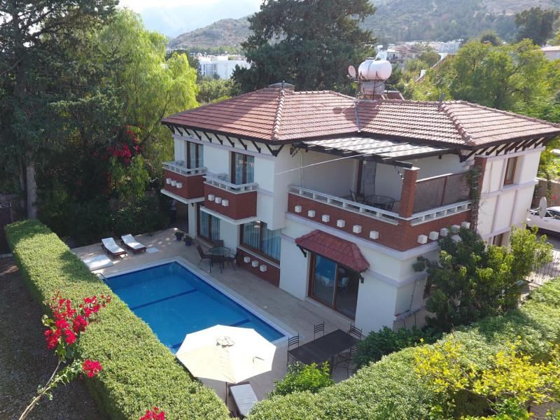 Bakımlı, Özel Havuzlu ve Geniş Bahçeli Villa