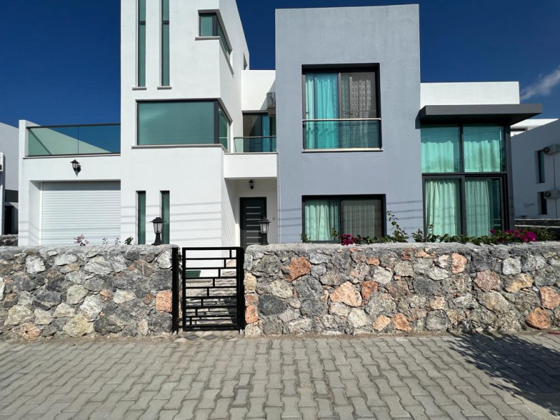 KARŞIYAKA'DA KİRALIK 3+1 VİLLA
