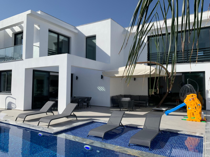 Modern Tasarımlı, Özel Havuzlu 4 Odalı Müstakil Villa