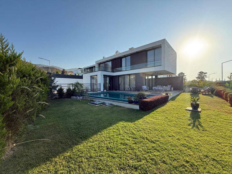 The modern and elegant villa of your dreams in Edremit
