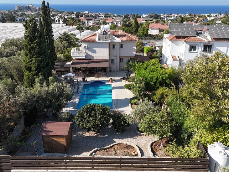Özel Havuzlu ve Büyük Bahçeli 3 Yatak Odalı Villa