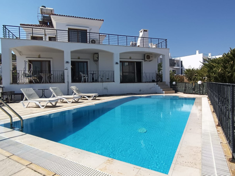 Özel Havuzlu ve Geniş Teraslı 3 Yatak Odalı Villa