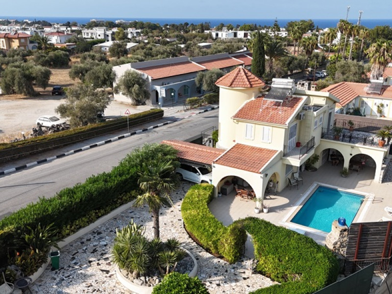Edremit’te Özel 3 Odalı Havuzlu ve Geniş Teraslı Villa