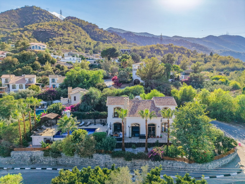 Modern Detaylara Sahip, Havuzlu ve Manzaralı Şık 3 Yatak Odalı Villa