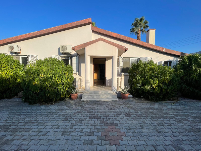 3 yatak odası, 2 banyo, geniş özel bahçeli bir vill