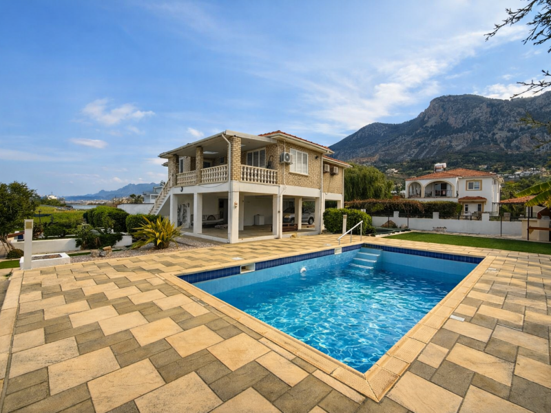 Özel Havuzlu, Büyük Bahçeli Ve Manzaralı Müstakil Villa