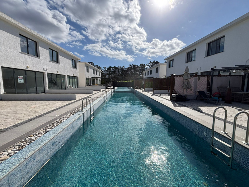 Clean and well-maintained 2-bedroom apartment in Esentepe, within a gated community featuring a shared pool, ideal for living.