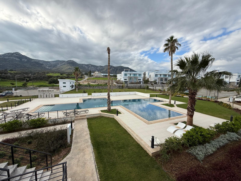 Magnificent 5+1 garden apartment right on the seafront.