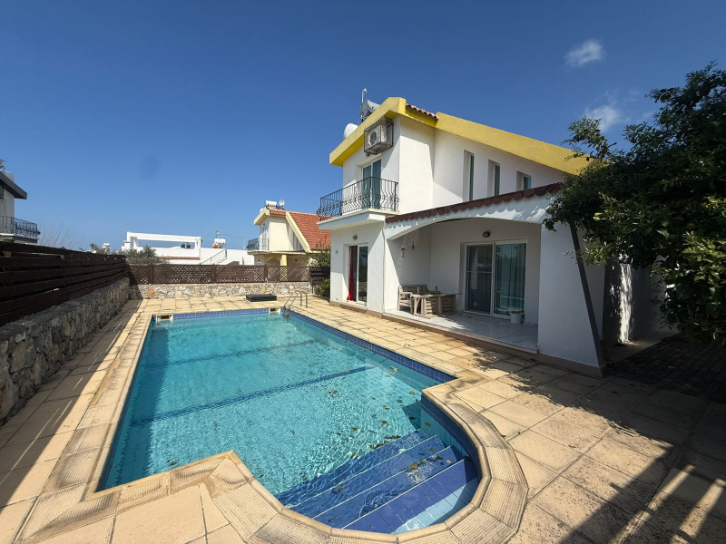 Karşıyaka’da satılık çok güzel 3 yatak odalı özel havuzlu villa.