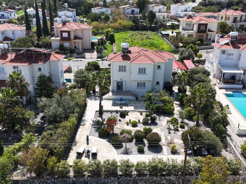 Harika Bir Konumda, Geniş Arazi Üzerine Kurulu Güzel 3 Yatak Odalı Villa