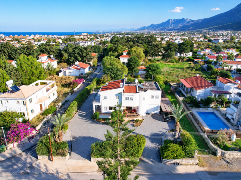5 Bedroom Villa with Magnificent Large Garden