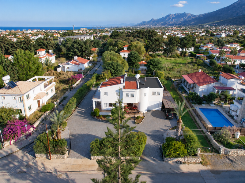 5 Bedroom Villa with Magnificent Large Garden