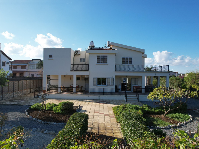 5 Bedroom Villa with Magnificent Large Garden