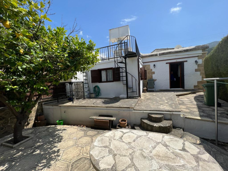 Alsancak’ta 2+1 satılık bu güzel ev,