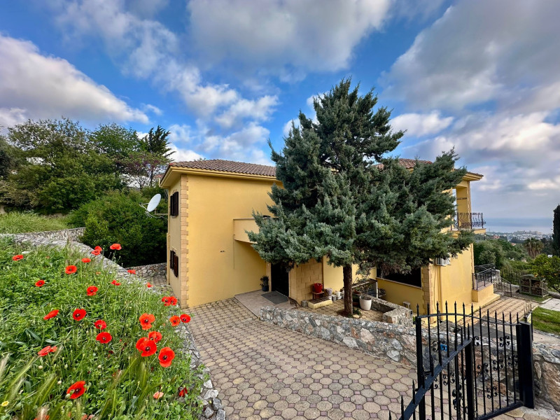 Deniz ve Dağ Manzaralı 3 Yatak Odalı Villa