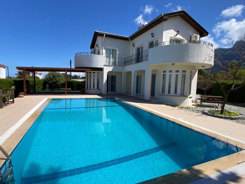 Geniş 3 Yatak Odalı Özel Havuzlu Villa