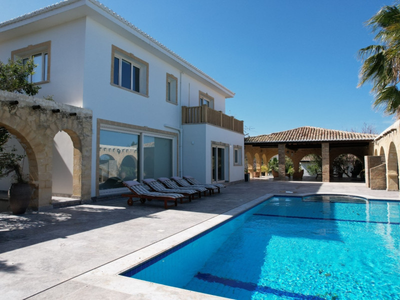 Ferah 4 Yatak Odalı Villa: Özel Havuz ve Geniş Arazide