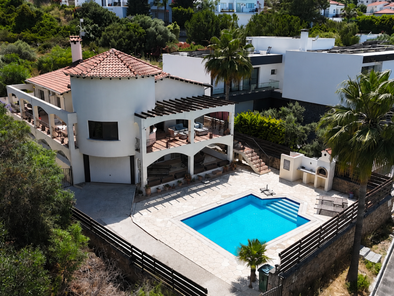 Özel Havuzlu, Ferah ve Geniş 4 Yatak Odalı Türk Koçanlı Villa