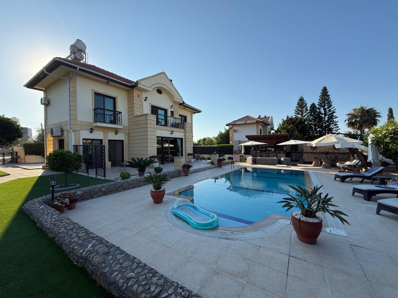 Özel Havuzlu ve Peyzajlı Bahçeye Sahip Muhteşem 3 Yatak Odalı Villa
