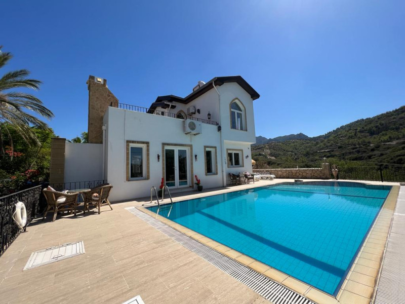 Büyüleyici Manzaralı 3 Yatak Odalı Villa