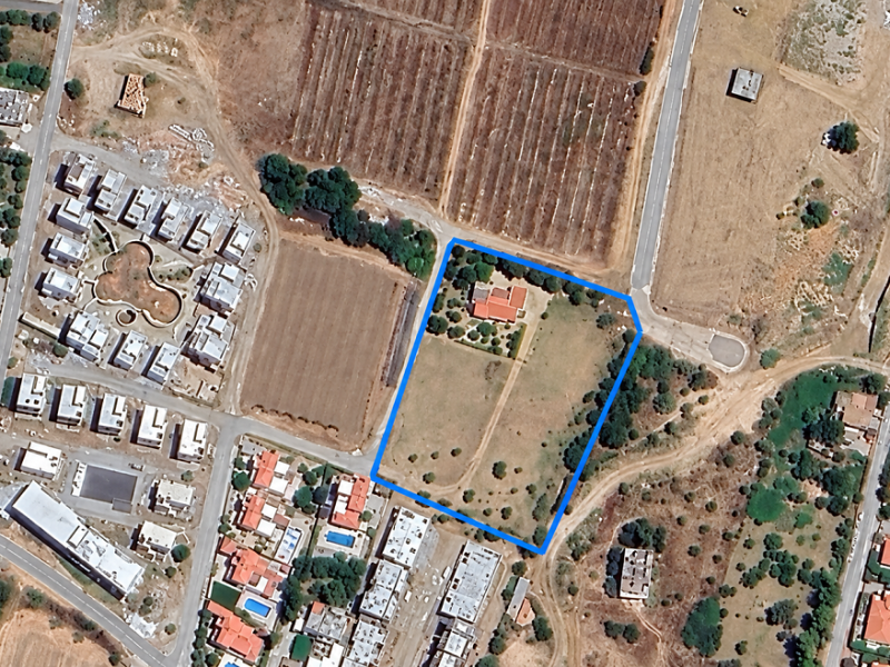 Lapta Yürüyüş Yolunda , 5.462 m² Arazi ve 3 Yatak Odalı Bungalov